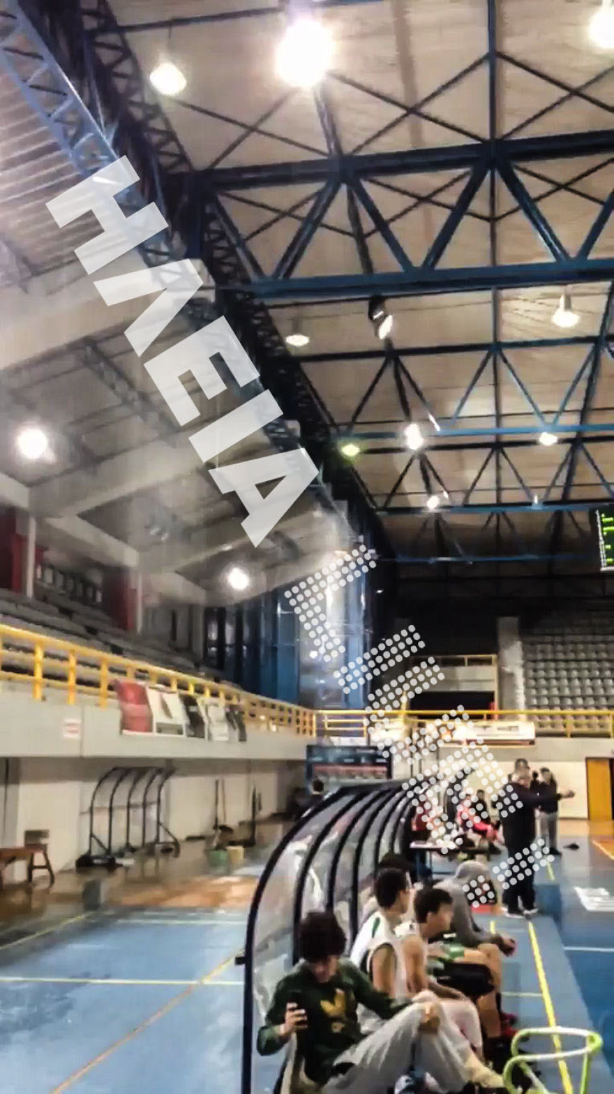 Κλειστό γυμναστήριο στον Πύργο έγινε... κολυμβητήριο από τη βροχή κατά τη διάρκεια αγώνα!