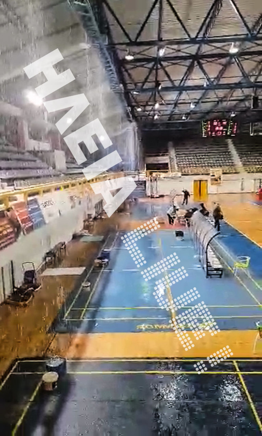 Κλειστό γυμναστήριο στον Πύργο έγινε... κολυμβητήριο από τη βροχή κατά τη διάρκεια αγώνα!