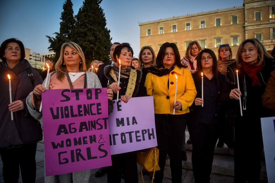 Σιωπηρή διαμαρτυρία στο Σύνταγμα στη μνήμη της Ελένης Τοπαλούδη