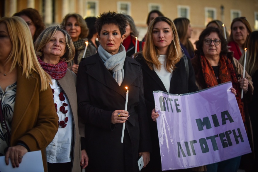 Σιωπηρή διαμαρτυρία στο Σύνταγμα στη μνήμη της Ελένης Τοπαλούδη
