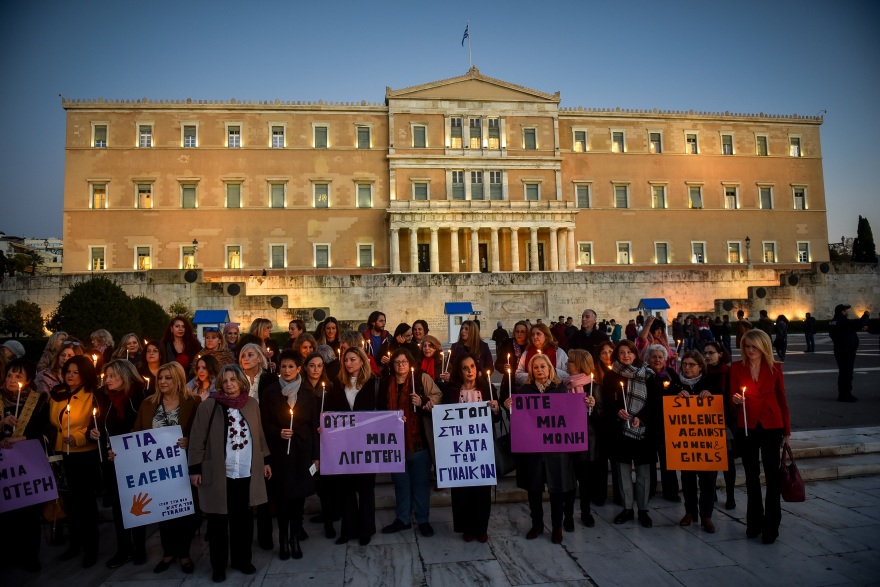 Σιωπηρή διαμαρτυρία στο Σύνταγμα στη μνήμη της Ελένης Τοπαλούδη
