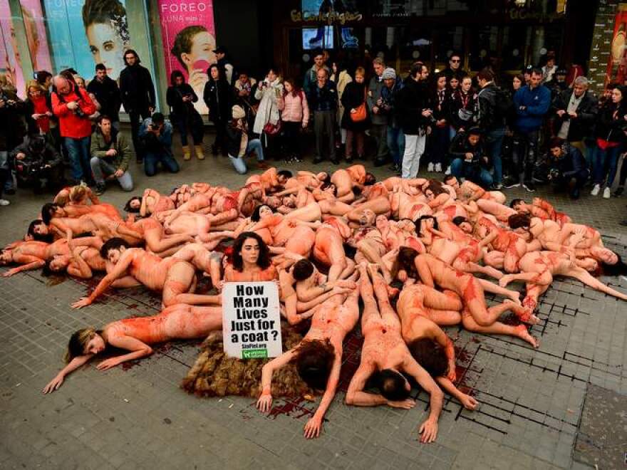 Γυμνή διαμαρτυρία ακτιβιστών στη Βαρκελώνη για τα δικαιώματα των ζώων