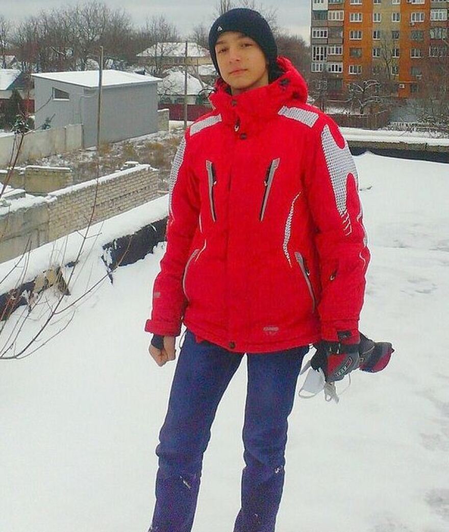 Βίντεο σοκ: 15χρονος Ουκρανός κάνει βουτιά θανάτου από ταράτσα, ενώ τον επευφημεί η μαμά του!