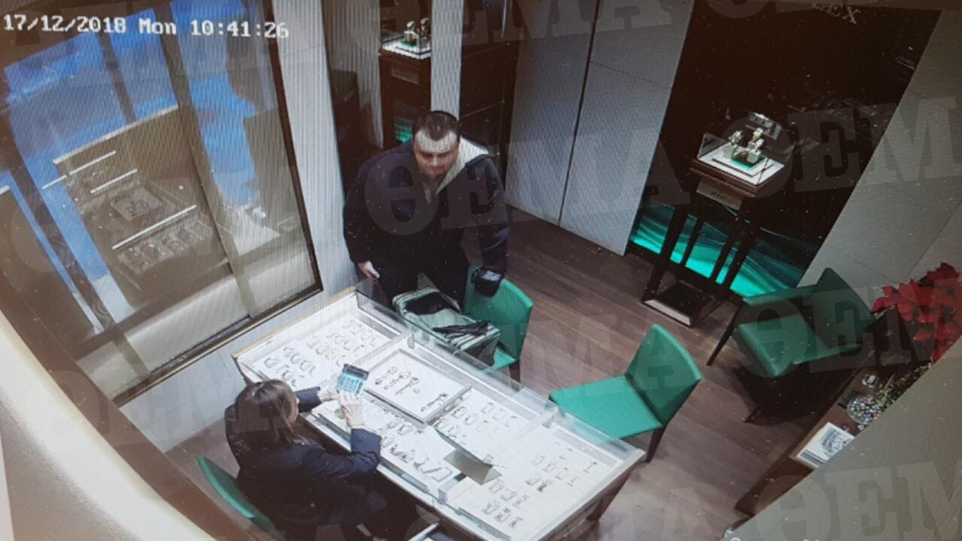 Ληστής υποδύθηκε τον πελάτη και άρπαξε 40 Rolex από κοσμηματοπωλείο στη Βουκουρεστίου 