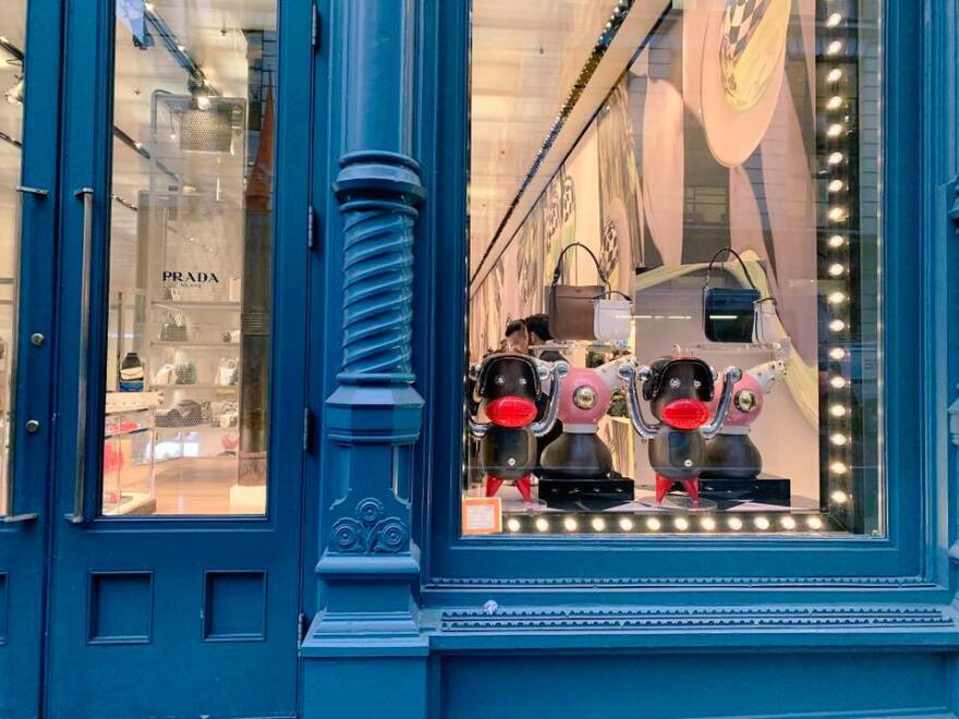 Pradamalia: Οργή για τα «γούρια» της Prada - Γιατί τα αποσύρει άρον άρον 