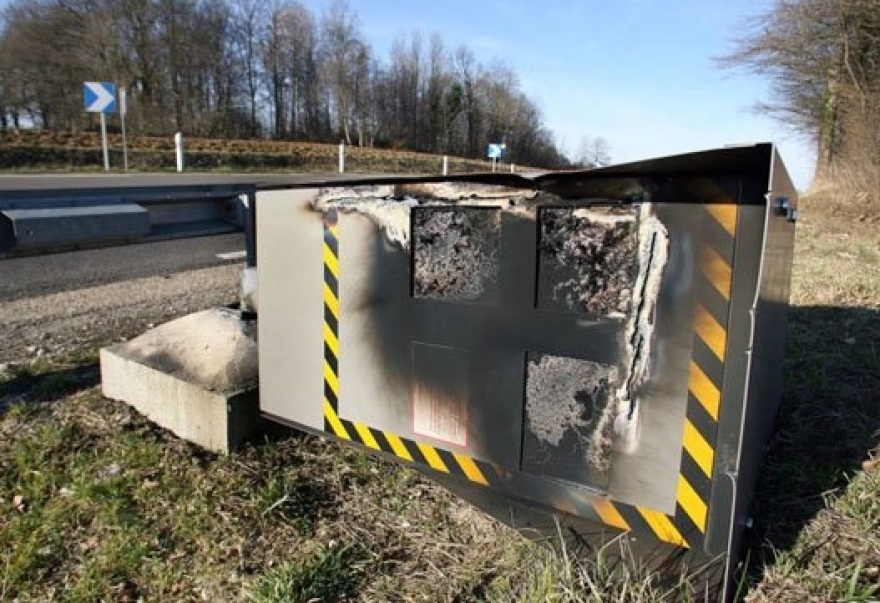 Χάος στους γαλλικούς αυτοκινητοδρόμους - Tα «κίτρινα γιλέκα» πυρπόλησαν διόδια