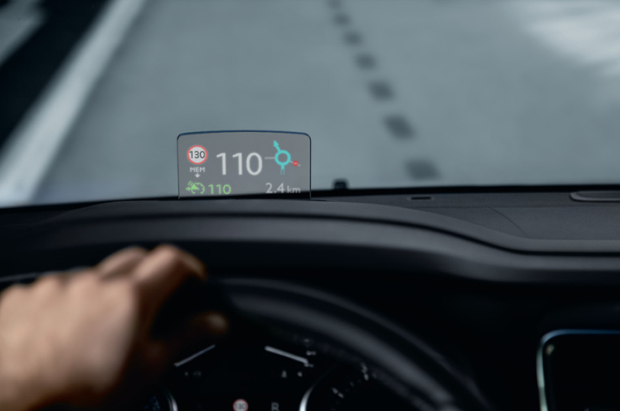 Χριστούγεννα on the road: Ένα VIP πάρτι γίνεται μέσα στο Peugeot Traveller