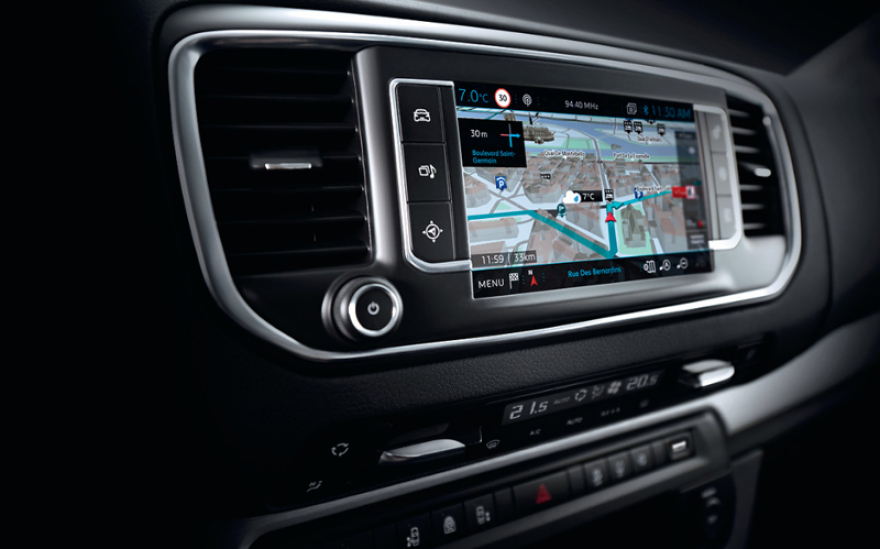 Χριστούγεννα on the road: Ένα VIP πάρτι γίνεται μέσα στο Peugeot Traveller