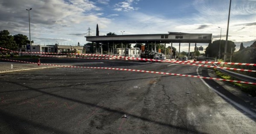 Χάος στους γαλλικούς αυτοκινητοδρόμους - Tα «κίτρινα γιλέκα» πυρπόλησαν διόδια