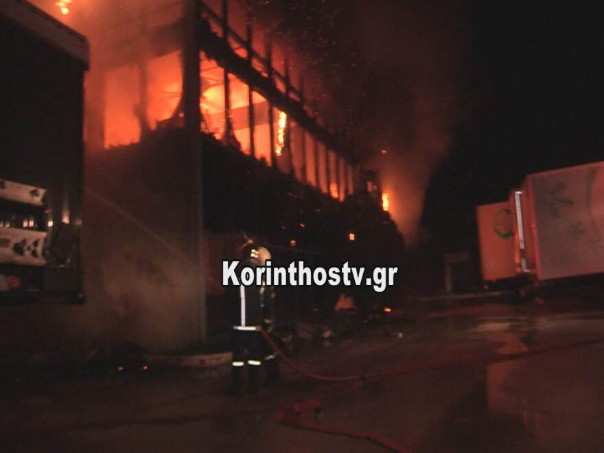 Τεράστια φωτιά σε μεταφορική εταιρεία στην Κόρινθο 