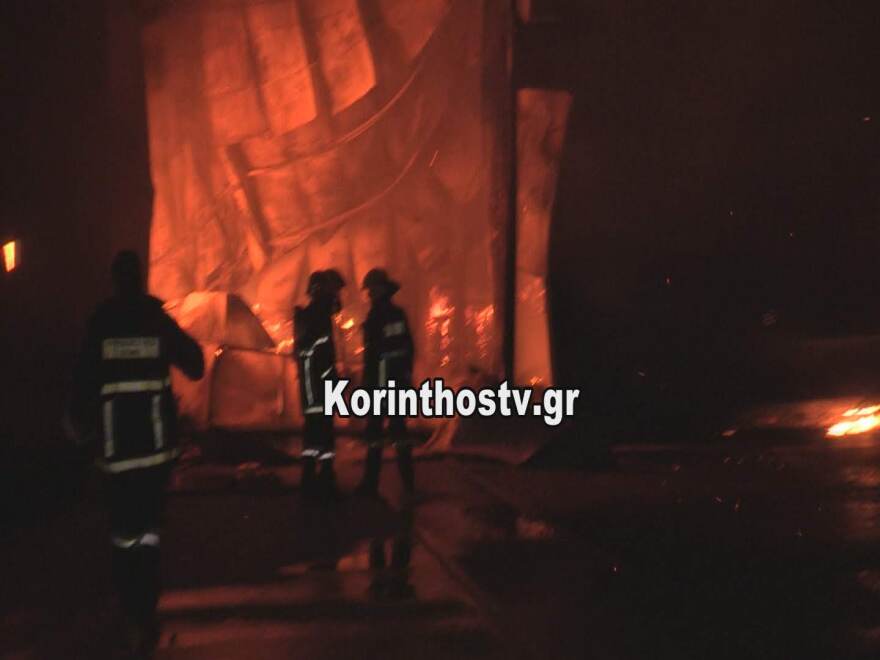 Τεράστια φωτιά σε μεταφορική εταιρεία στην Κόρινθο 