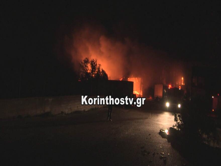 Τεράστια φωτιά σε μεταφορική εταιρεία στην Κόρινθο 