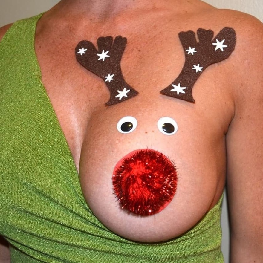 #Christmasboobs: Γυναίκες ζωγραφίζουν χριστουγεννιάτικα τα στήθη τους κι εύχονται «Καλά Χριστούγεννα»