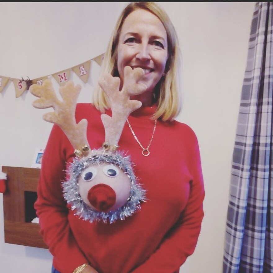 #Christmasboobs: Γυναίκες ζωγραφίζουν χριστουγεννιάτικα τα στήθη τους κι εύχονται «Καλά Χριστούγεννα»