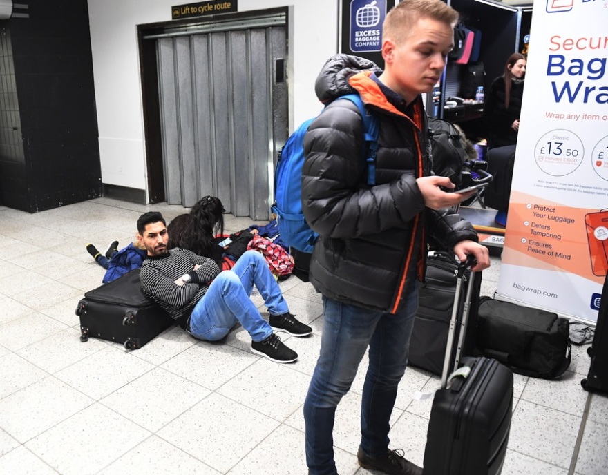 «Παρέλαση» drone στο Gatwick - Στρατός και ελεύθεροι σκοπευτές στο κυνήγι του χειριστή 