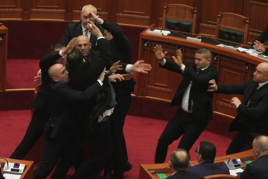 Βίντεο: Ο Ράμα «έφαγε» αυγό από βουλευτή ενώ μιλούσε στην αλβανική βουλή