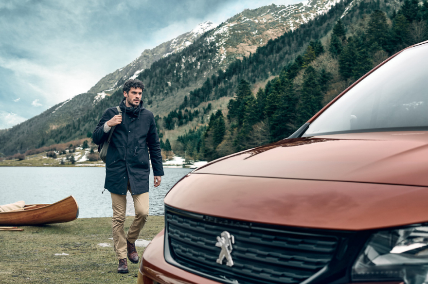 Ρωγμή στον παγετώνα. Χριστουγεννιάτικο, καυτό Peugeot Rifter