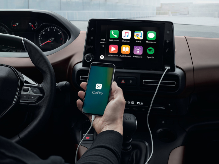 Ρωγμή στον παγετώνα. Χριστουγεννιάτικο, καυτό Peugeot Rifter