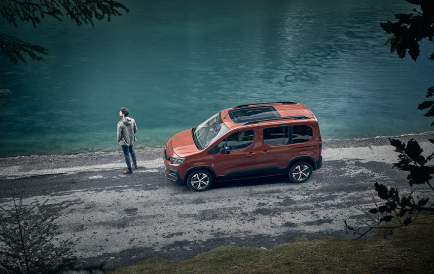 Ρωγμή στον παγετώνα. Χριστουγεννιάτικο, καυτό Peugeot Rifter