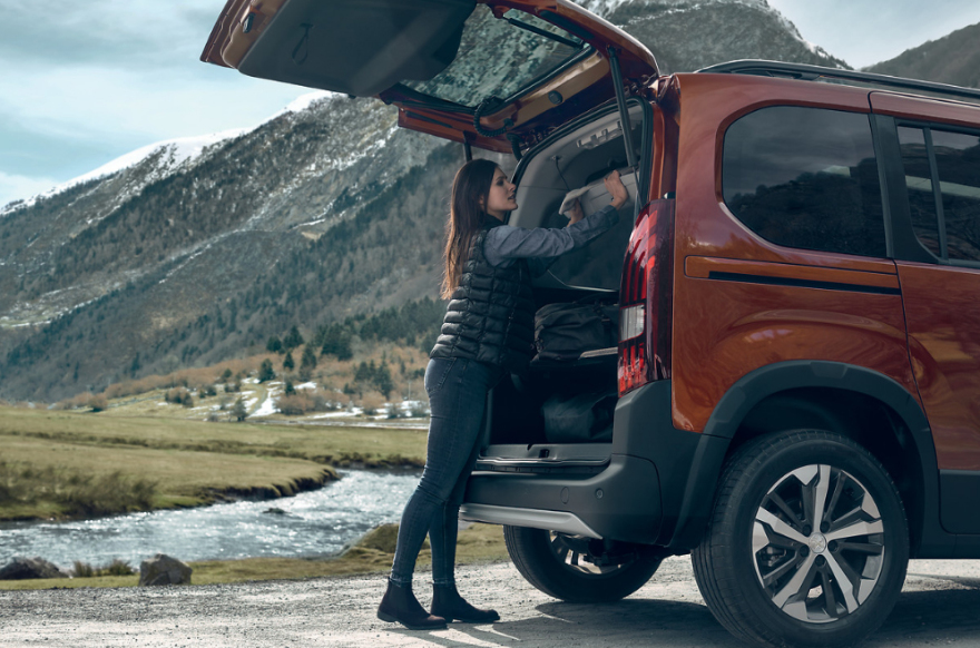 Ρωγμή στον παγετώνα. Χριστουγεννιάτικο, καυτό Peugeot Rifter