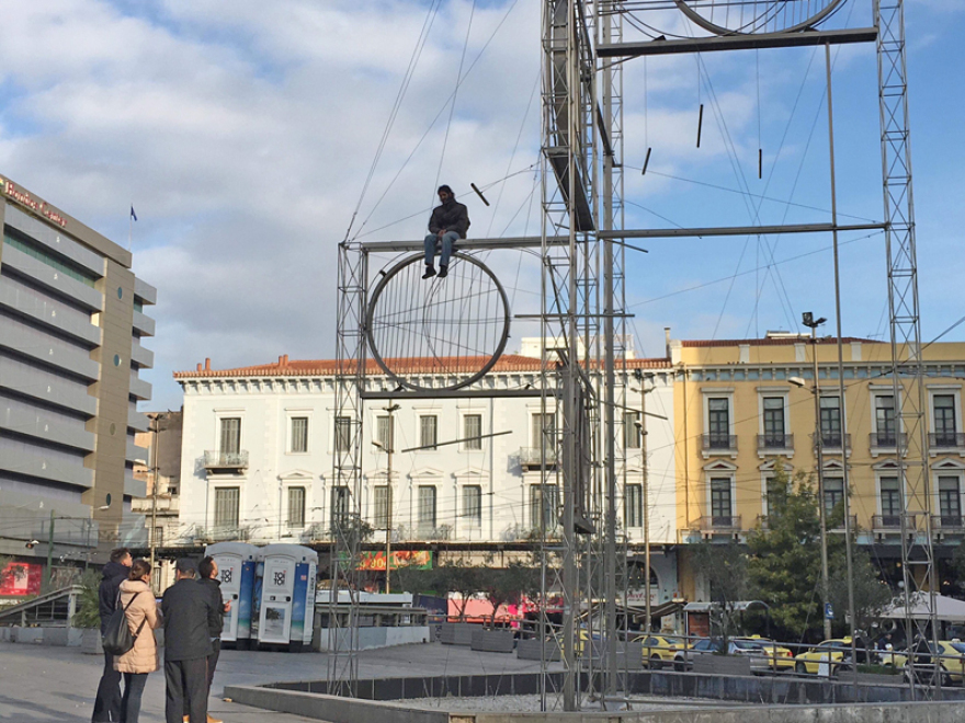 Συναγερμός στην Ομόνοια: Άντρας ανέβηκε στο γλυπτό της πλατείας