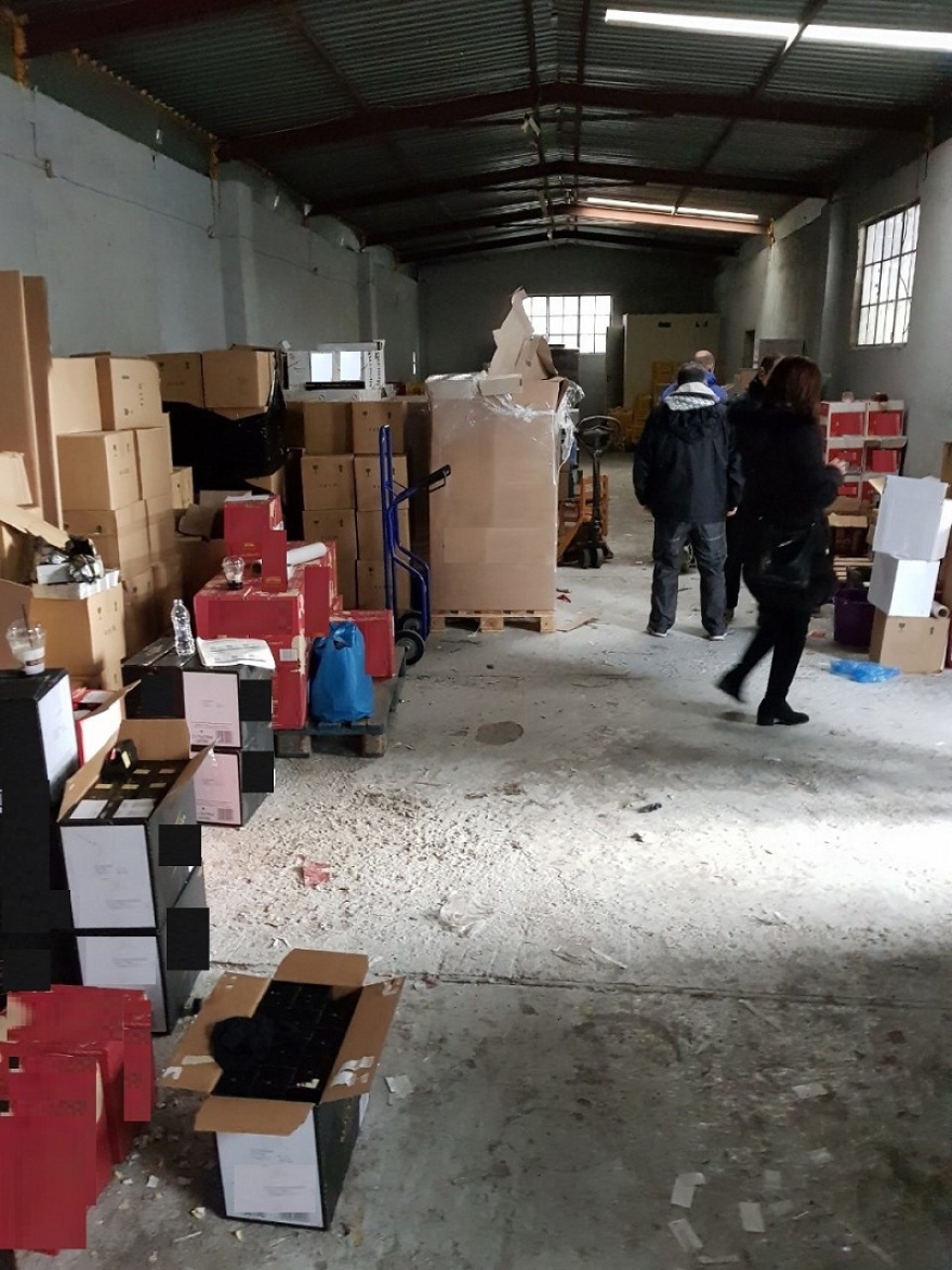 Έφοδος του ΣΔΟΕ σε αποθήκες με παράνομα ποτά - Συνελήφθησαν 3 άτομα