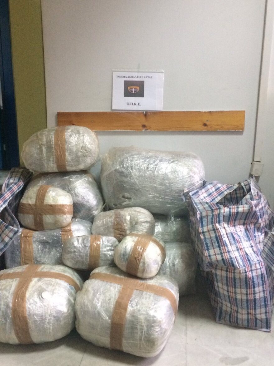Άρτα: Αλλοδαποί και Έλληνας μετέφεραν 60 κιλά κάνναβη