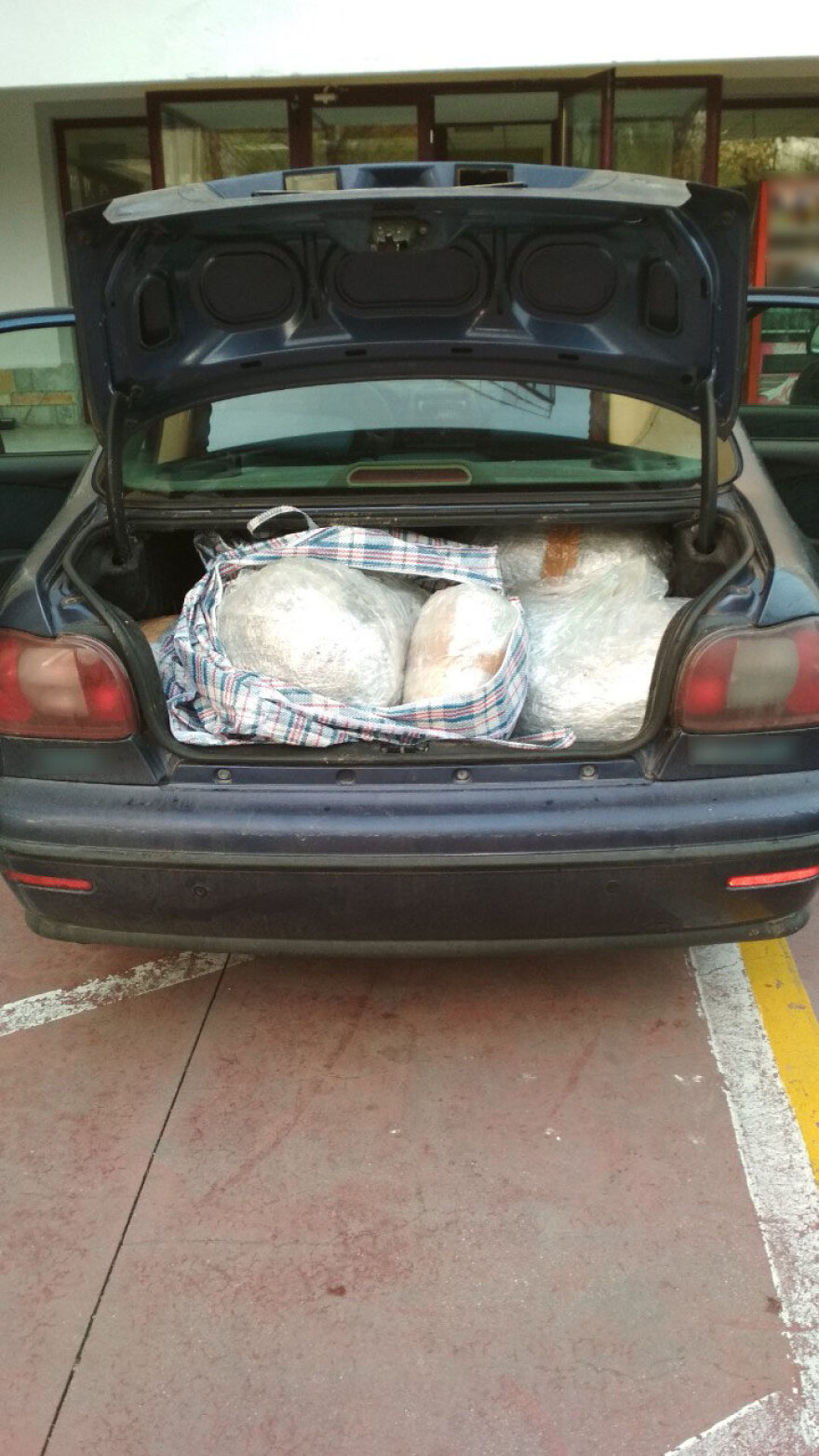 Άρτα: Αλλοδαποί και Έλληνας μετέφεραν 60 κιλά κάνναβη