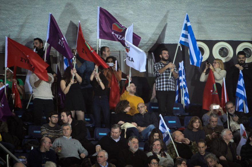 Ομιλία Τσίπρα στη Θεσσαλονίκη: Τα κόκκινα περιβραχιόνια και το «κυνήγι» όποιου κρατούσε ελληνική σημαία!