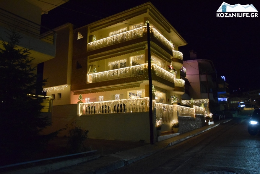 Βίντεο: Η πιο... χριστουγεννιάτικη πολυκατοικία στην πόλη της Κοζάνης