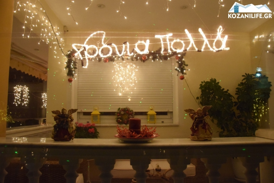 Βίντεο: Η πιο... χριστουγεννιάτικη πολυκατοικία στην πόλη της Κοζάνης