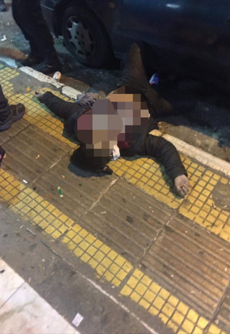 Φωτογραφία-σοκ: Αλβανοί σκότωσαν Αφγανό στο κέντρο της Αθήνας