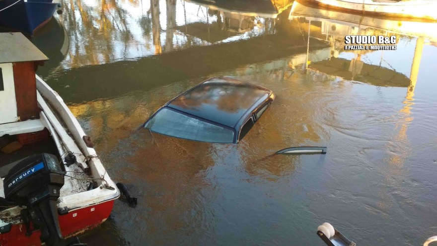 Απίστευτο ατύχημα στην Αργολίδα: ΙΧ «πέταξε» πάνω από βάρκες και έπεσε στο ποτάμι