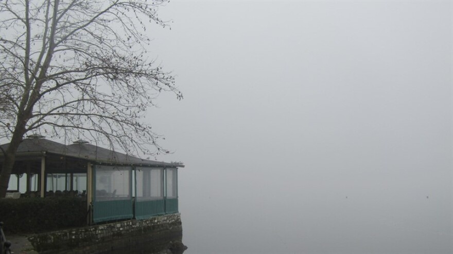 Μοναδικές φωτογραφίες: Τα Γιάννινα στην «αγκαλιά» της ομίχλης