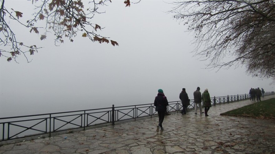 Μοναδικές φωτογραφίες: Τα Γιάννινα στην «αγκαλιά» της ομίχλης