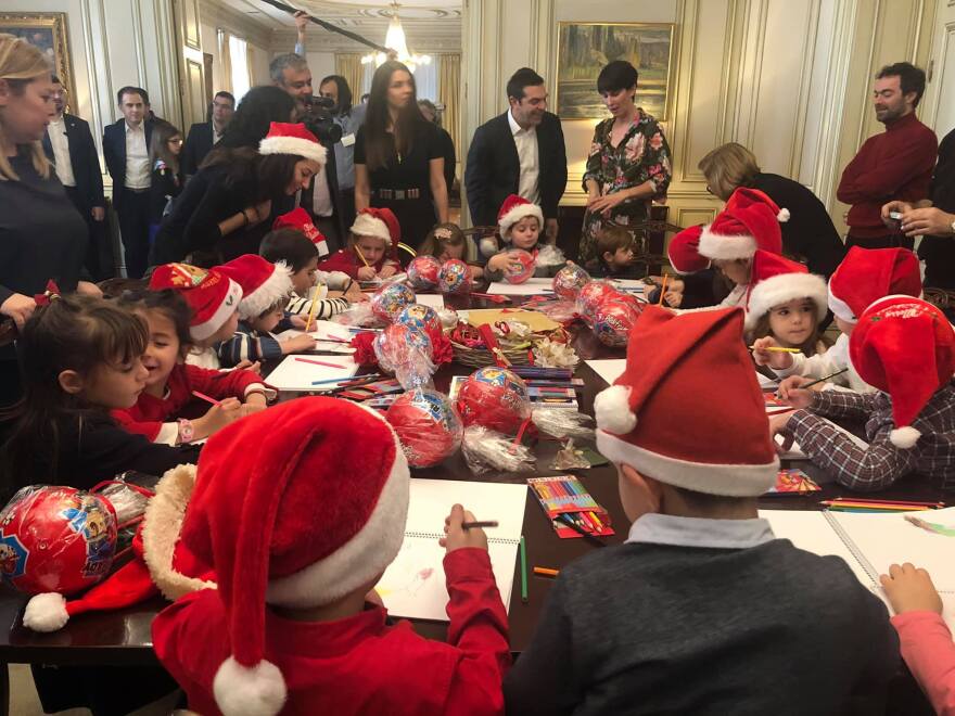 Ο Τσίπρας, η Περιστέρα, το κοριτσάκι με το τρίγωνο και το «εισ' ωραίος»