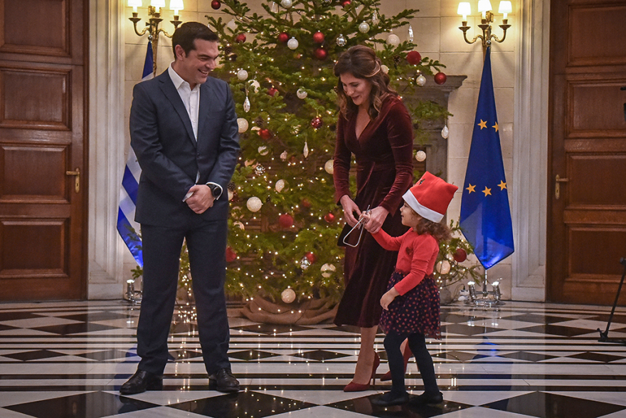 Ο Τσίπρας, η Περιστέρα, το κοριτσάκι με το τρίγωνο και το «εισ' ωραίος»