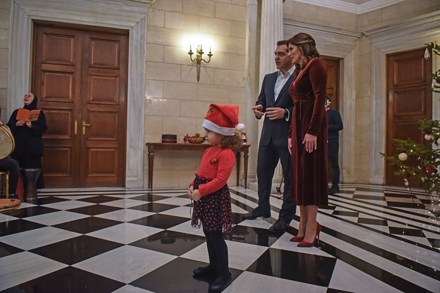 Ο Τσίπρας, η Περιστέρα, το κοριτσάκι με το τρίγωνο και το «εισ' ωραίος»