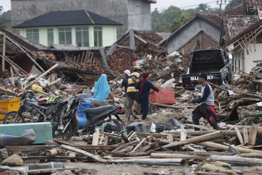 Ινδονησία: Ψάχνουν με μη επανδρωμένα αεροσκάφη επιζώντες από το τσουνάμι