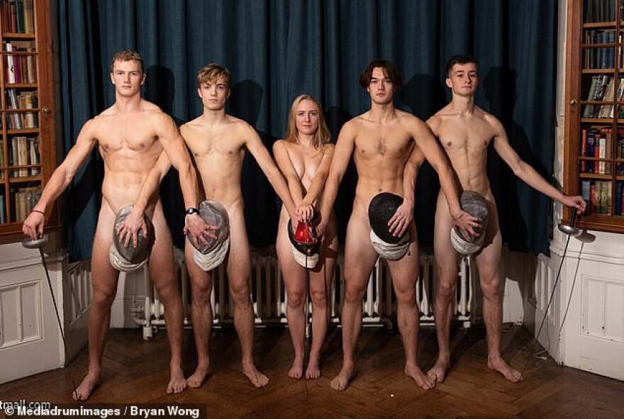 «Γυμνό» ημερολόγιο έφτιαξαν δώδεκα διαφορετικές ομάδες από το πανεπιστήμιο του Μπρίστολ