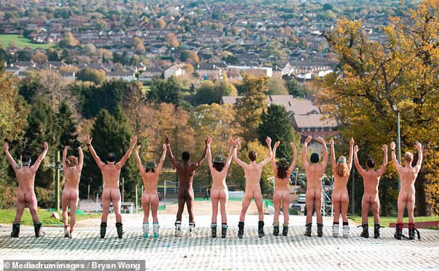 «Γυμνό» ημερολόγιο έφτιαξαν δώδεκα διαφορετικές ομάδες από το πανεπιστήμιο του Μπρίστολ