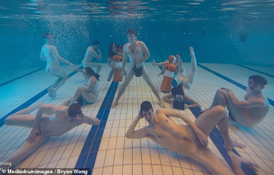 «Γυμνό» ημερολόγιο έφτιαξαν δώδεκα διαφορετικές ομάδες από το πανεπιστήμιο του Μπρίστολ