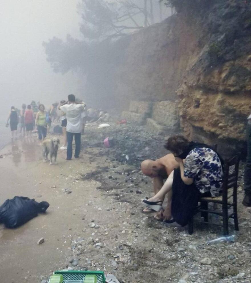 Χριστούγεννα στο Μάτι: Είπαν τα κάλαντα... και περιμένουν τις ανεκπλήρωτες υποσχέσεις της κυβέρνησης