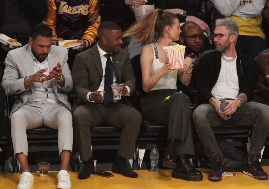 Adam Levine & Behati Prinsloo: Ερωτευμένοι σε αγώνα των Lakers