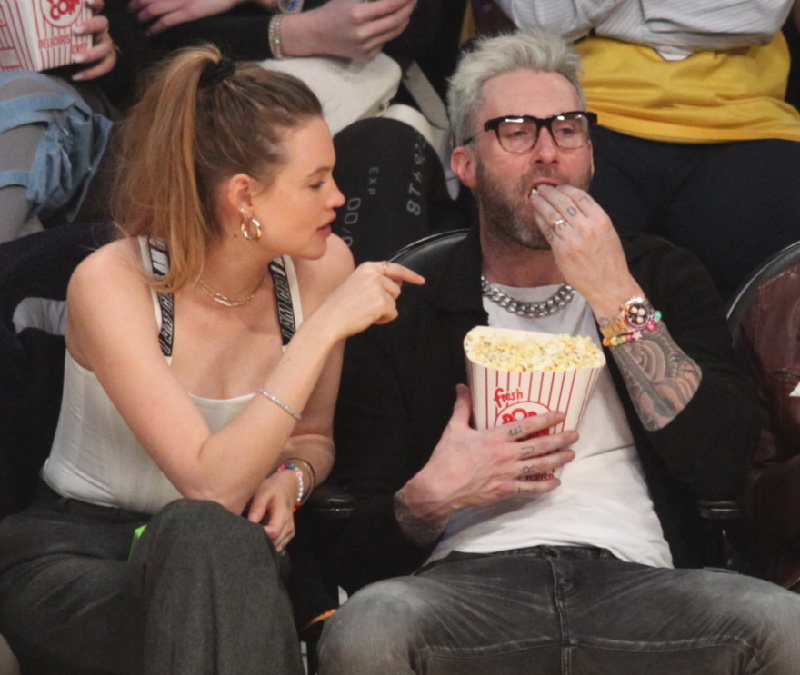 Adam Levine & Behati Prinsloo: Ερωτευμένοι σε αγώνα των Lakers