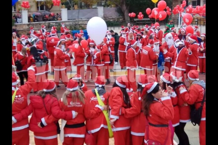 Εικόνες: Εκατοντάδες Άγιοι Βασίληδες στους δρόμους των Χανίων