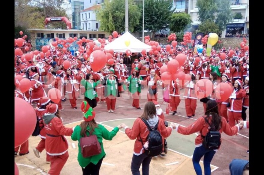 Εικόνες: Εκατοντάδες Άγιοι Βασίληδες στους δρόμους των Χανίων