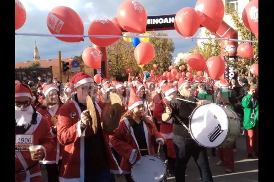 Εικόνες: Εκατοντάδες Άγιοι Βασίληδες στους δρόμους των Χανίων