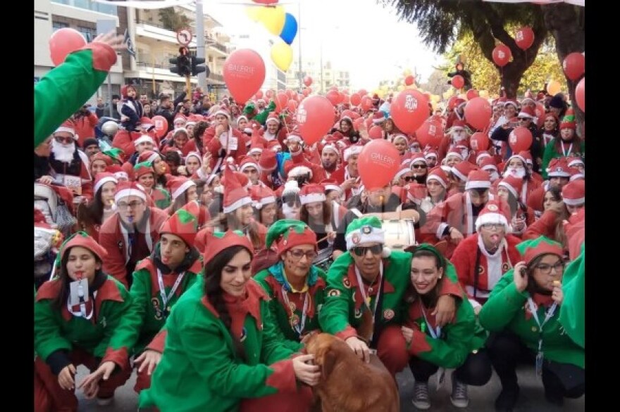 Εικόνες: Εκατοντάδες Άγιοι Βασίληδες στους δρόμους των Χανίων