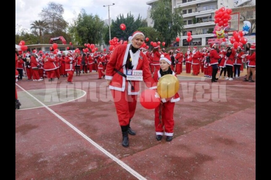 Εικόνες: Εκατοντάδες Άγιοι Βασίληδες στους δρόμους των Χανίων